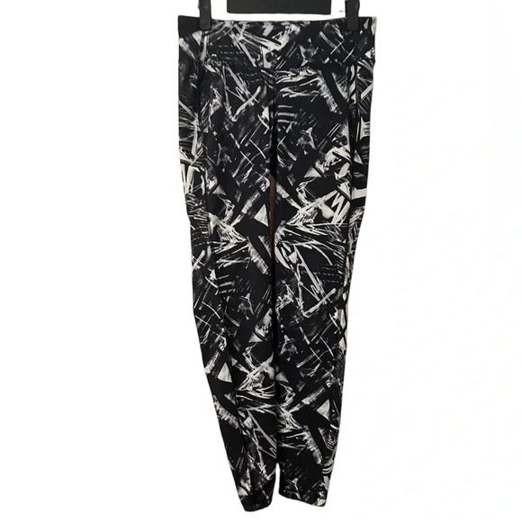 OLD NAVY ACTIVE BLACK & WHITE 7/8 LEGGINGS - Picture 1 of 4